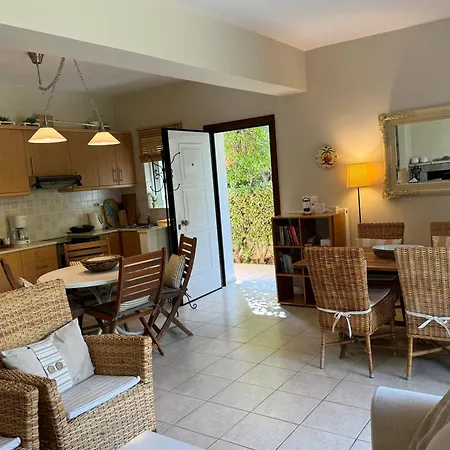 Olive, Just 50meters From The Beach Semesterbostad