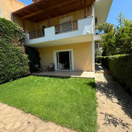 Olive, Just 50meters From The Beach 度假居